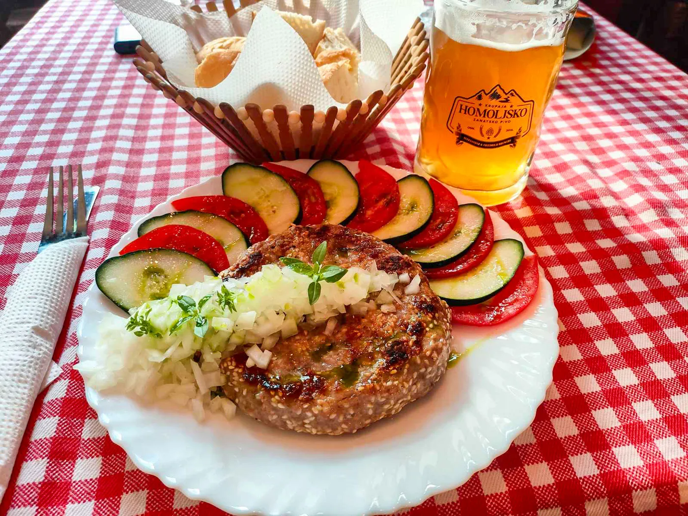 Pljeskavica sa roštilja uz zanatsko pivo u Kenny Pub-u